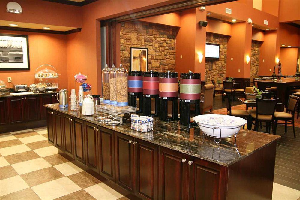 Hampton Inn & Suites Mission Restoran foto